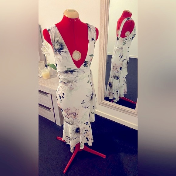 Size 6 NWT WIDE STRAP FLOUNCE FLORAL WHITE DRESS - Picture 2 of 11